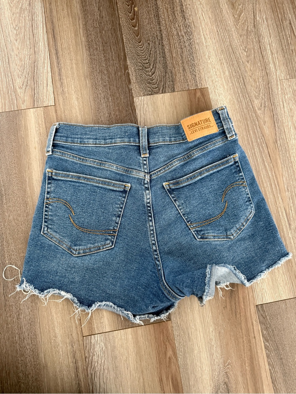 Levi’s High Rise Shorts Size 26 - Picture 2 of 3